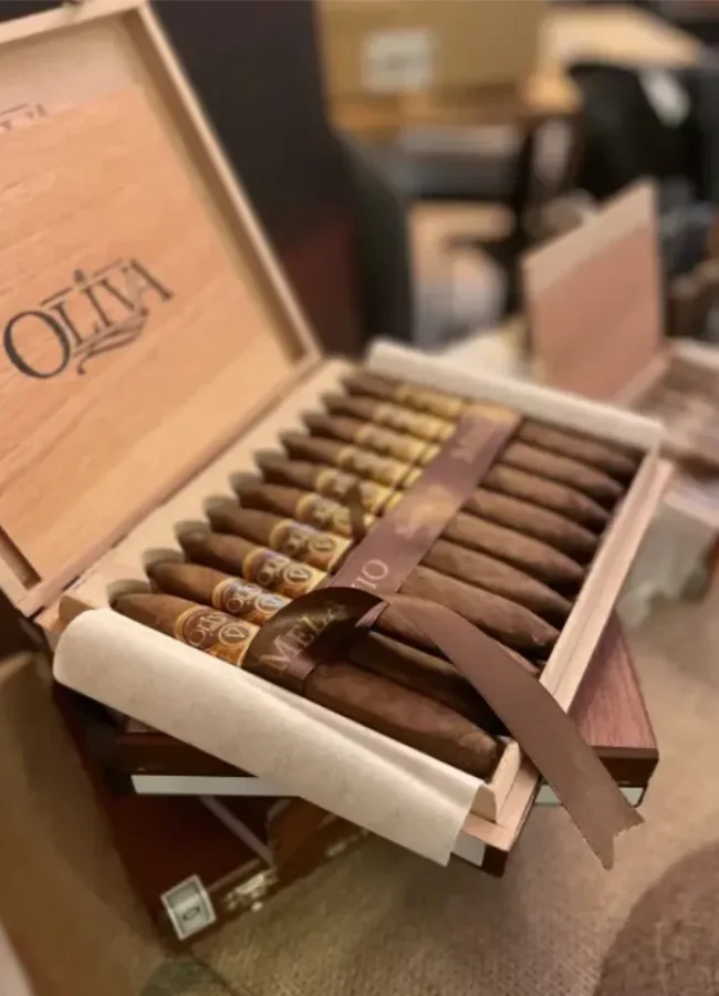 cigare-et-compagnie-video-cigare-organisation-soiree-cigare-debutant-aficionados-initiations-afterwork-diner-cocktail-banquet-cigare-et-cochonnailles-gueuleton-montauban-juin-2025-8